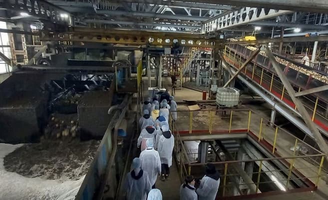 САХАРНЫЙ БИЗНЕС ПРОДОЛЖАЕТ ЗНАКОМИТЬ ШКОЛЬНИКОВ С РАБОТОЙ ПРЕДПРИЯТИЙ САХАРНЫЙ БИЗНЕС ПРОДОЛЖАЕТ ЗНАКОМИТЬ ШКОЛЬНИКОВ С РАБОТОЙ ПРЕДПРИЯТИЙ